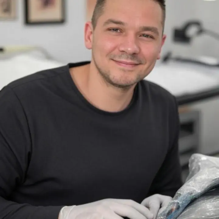 Tetoválóművész munka közben a Tattoostudioline stúdióban.